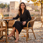 Conjunto mujer blazer chaleco y falda midi negro en una terraza de otoño