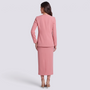 Conjunto mujer blazer chaleco y falda midi rosa, vista trasera