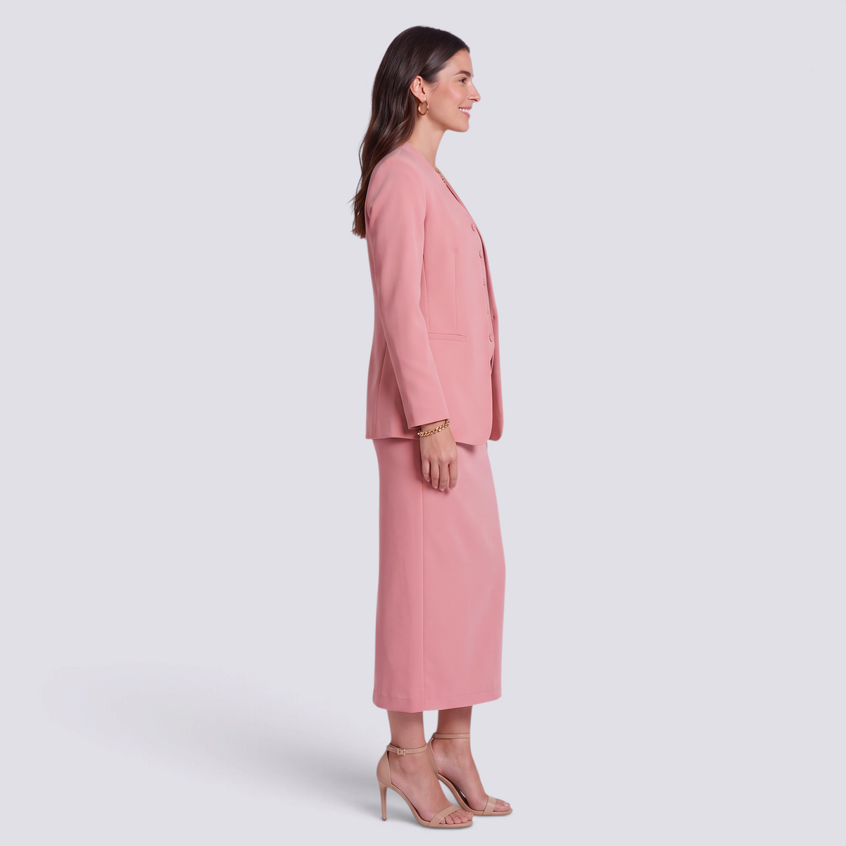 Conjunto mujer blazer chaleco y falda midi rosa, vista lateral