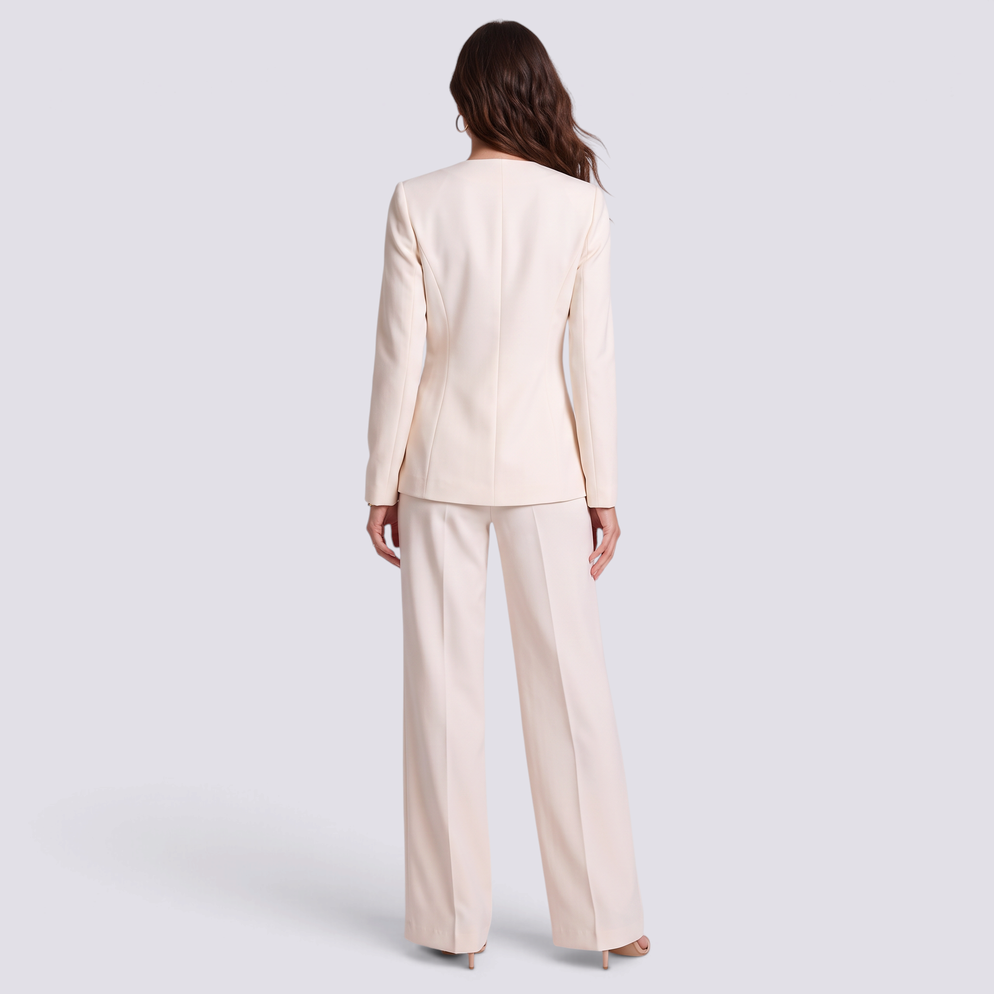 Conjunto mujer blazer y pantalón ancho de talle alto, vista trasera