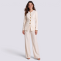 Conjunto mujer blazer entallado con botones dorados y pantalón ancho de talle alto, vista frontal