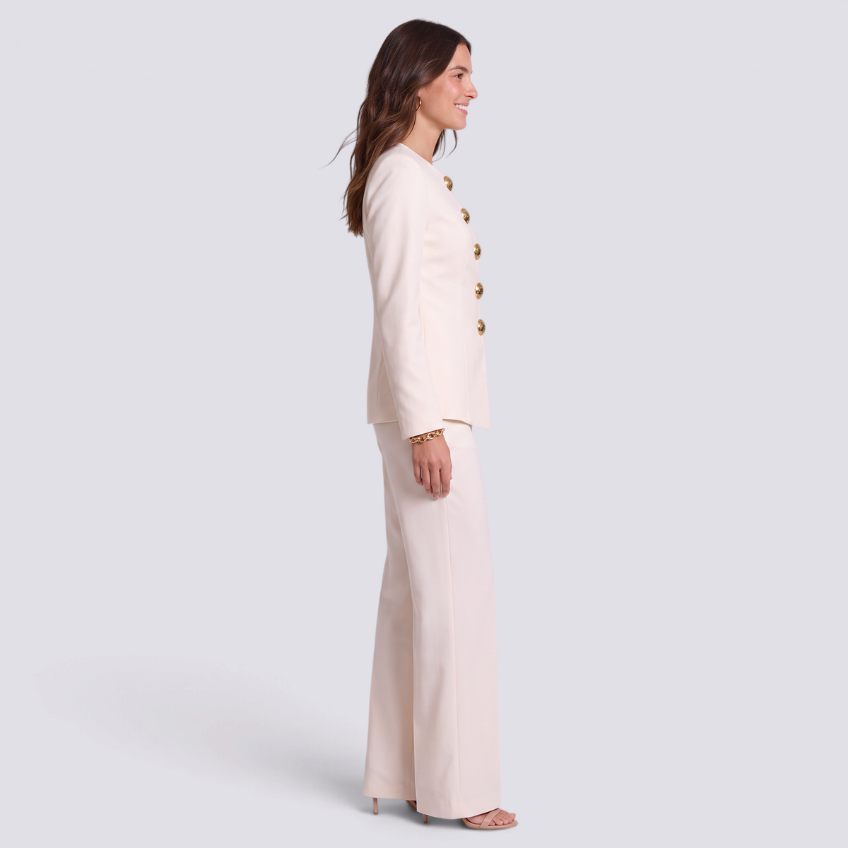 Conjunto mujer blazer con botones dorados y pantalón ancho, vista lateral