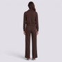 Conjunto deportivo mujer chaqueta corta y pantalón ancho, Marrón, vista trasera