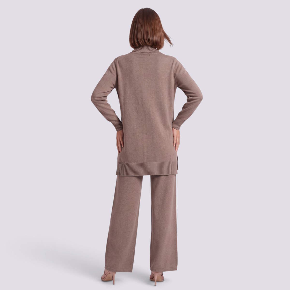 Conjunto jersey largo y pantalón ancho mujer en taupe, vista trasera