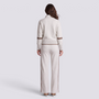 Conjunto mujer media cremallera y pantalón ancho blanco, vista trasera