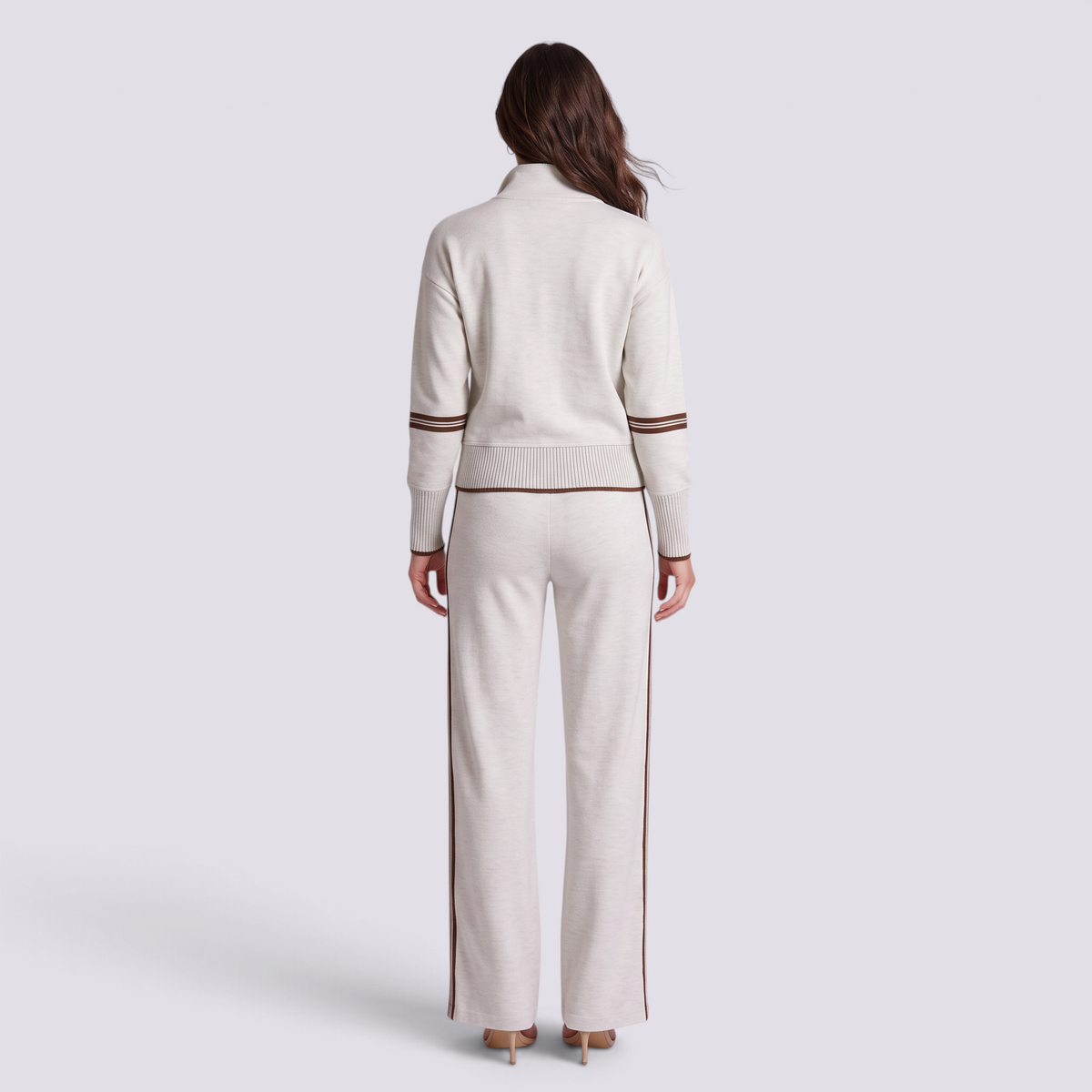 Conjunto mujer media cremallera y pantalón ancho blanco, vista trasera