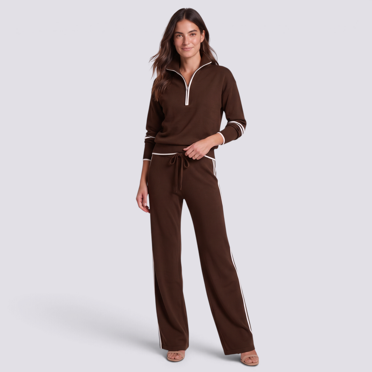 Conjunto mujer media cremallera y pantalón ancho marrón, vista frontal