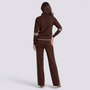 Conjunto mujer media cremallera y pantalón ancho marrón, vista trasera