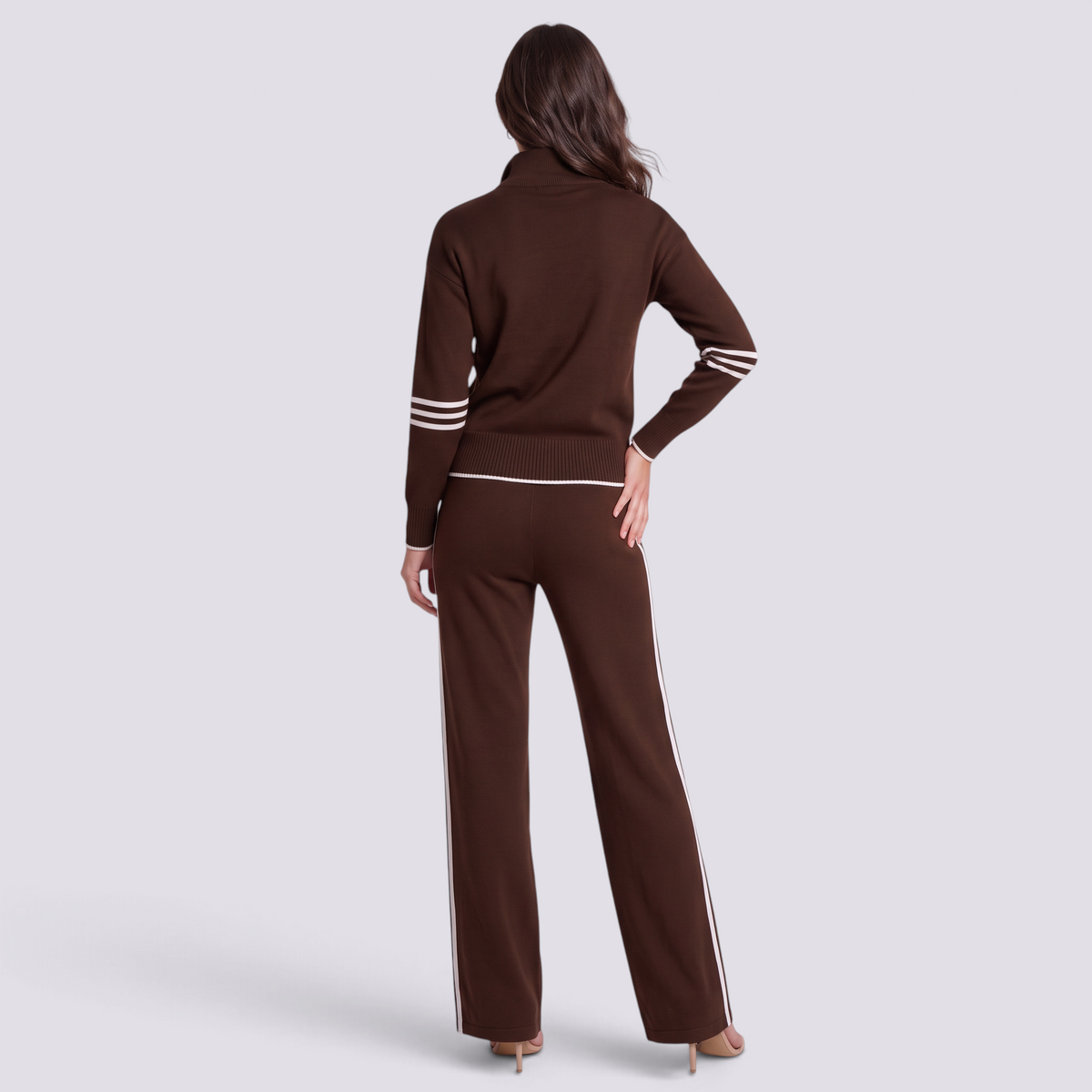 Conjunto mujer media cremallera y pantalón ancho marrón, vista trasera