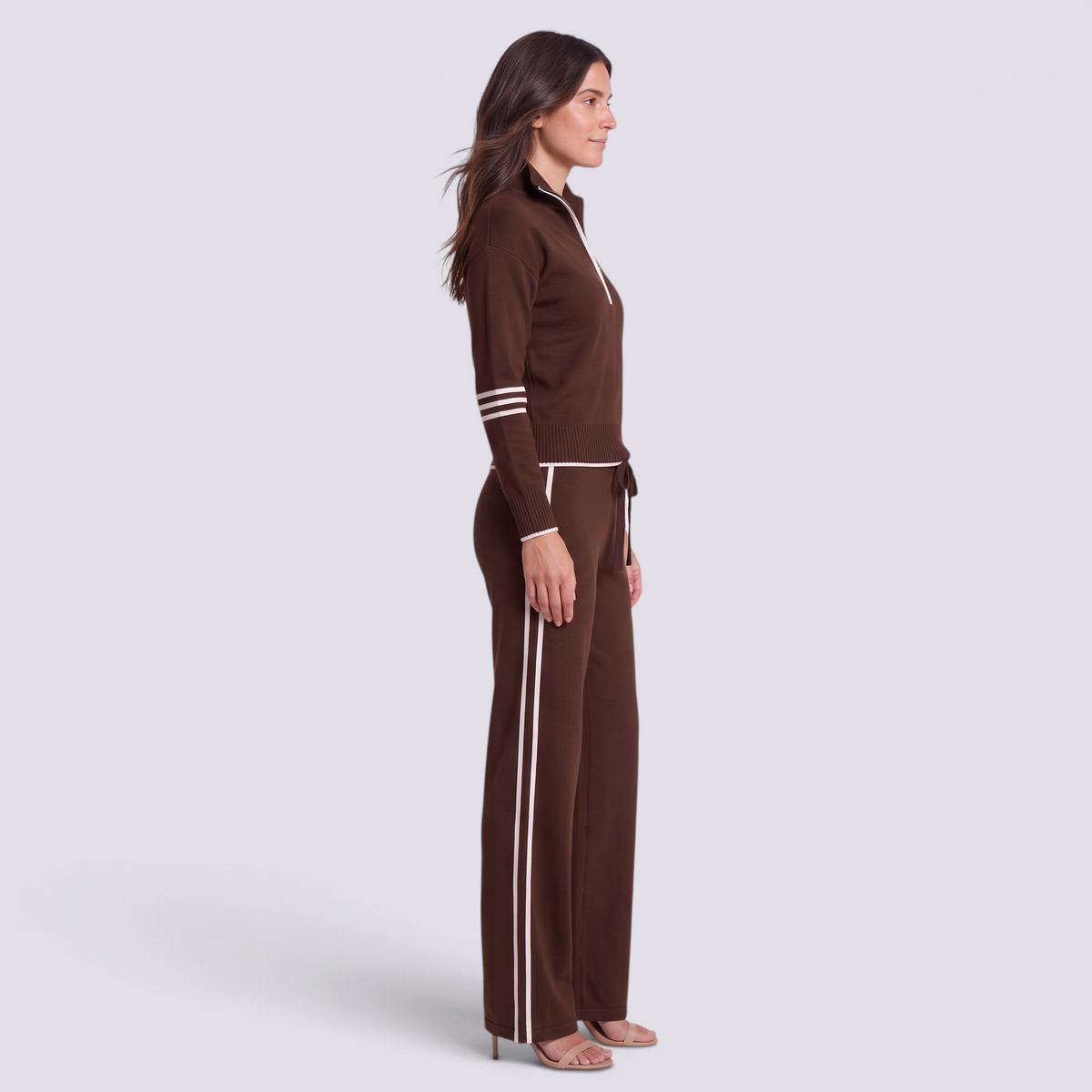 Conjunto mujer media cremallera y pantalón ancho marrón, vista lateral
