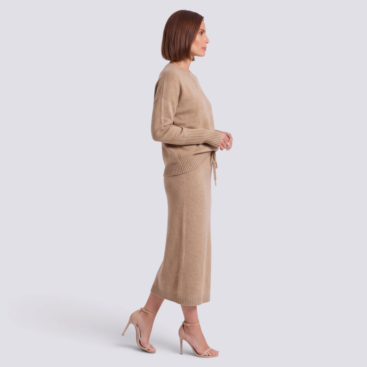 Conjunto de punto caqui con jersey y falda larga, vista lateral