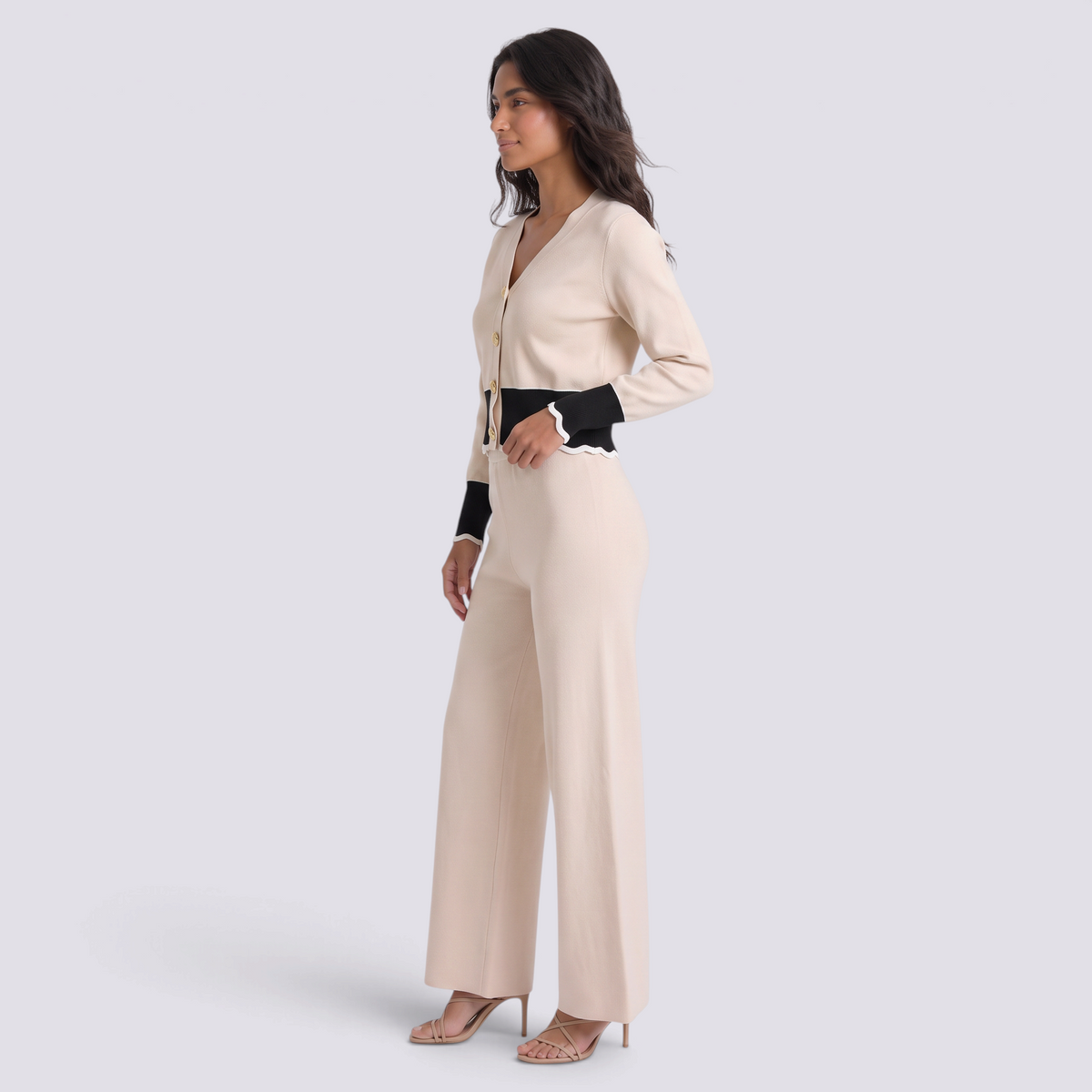 Conjunto punto mujer cárdigan bicolor y pantalón ancho en color beige con detalles negros, vista lateral