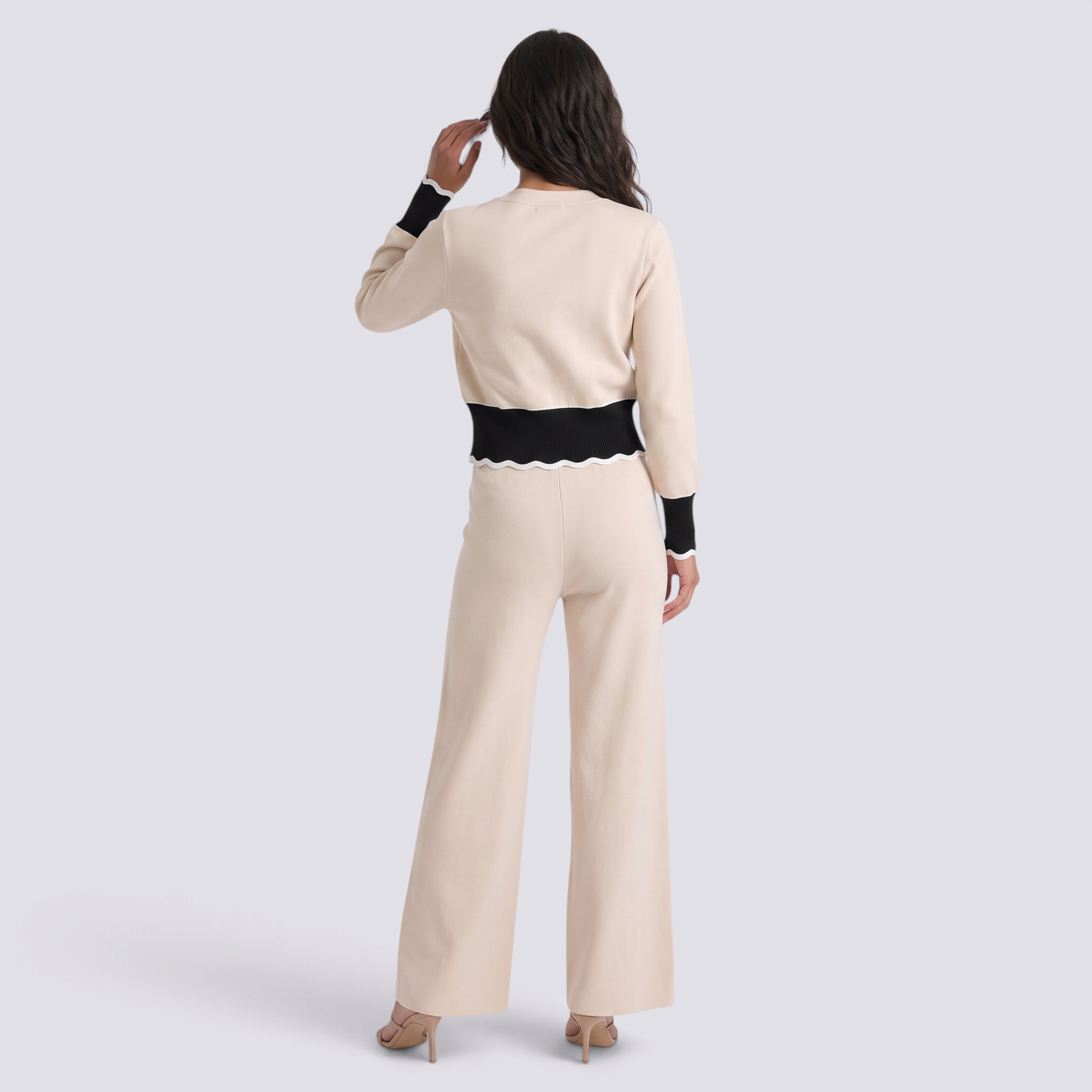 Conjunto punto mujer cárdigan bicolor y pantalón ancho en color beige con detalles negros, vista trasera