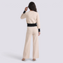 Conjunto punto mujer cárdigan bicolor y pantalón ancho en color beige con detalles negros, vista trasera