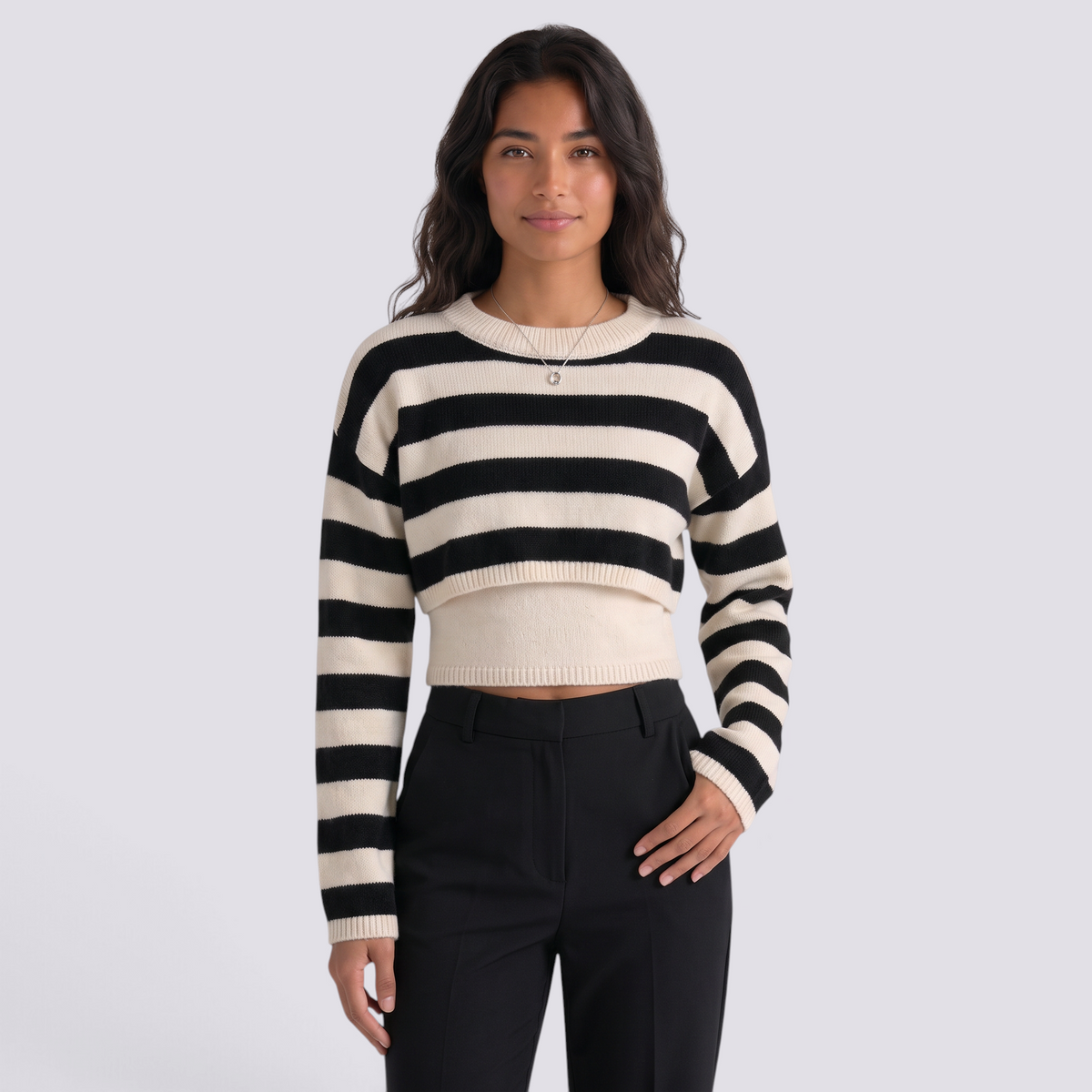 Conjunto de punto mujer jersey corto de rayas crema y negro, vista frontal