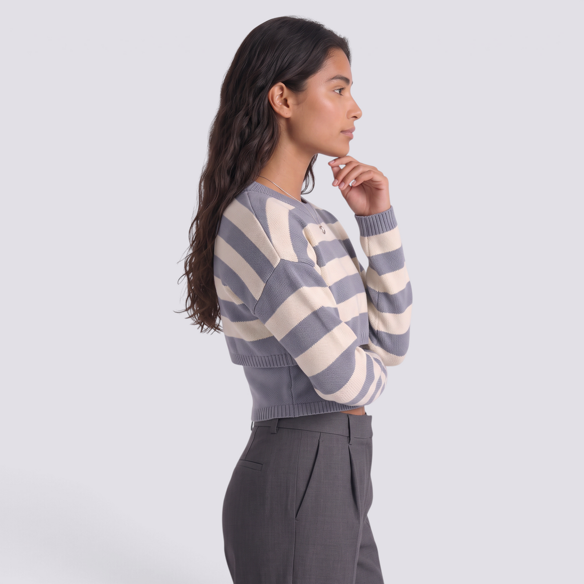Conjunto de punto mujer jersey corto de rayas crema y gris azulado, vista lateral