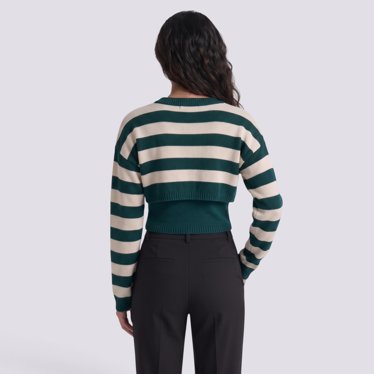 Conjunto de punto mujer jersey corto de rayas crema y verde botella, vista trasera