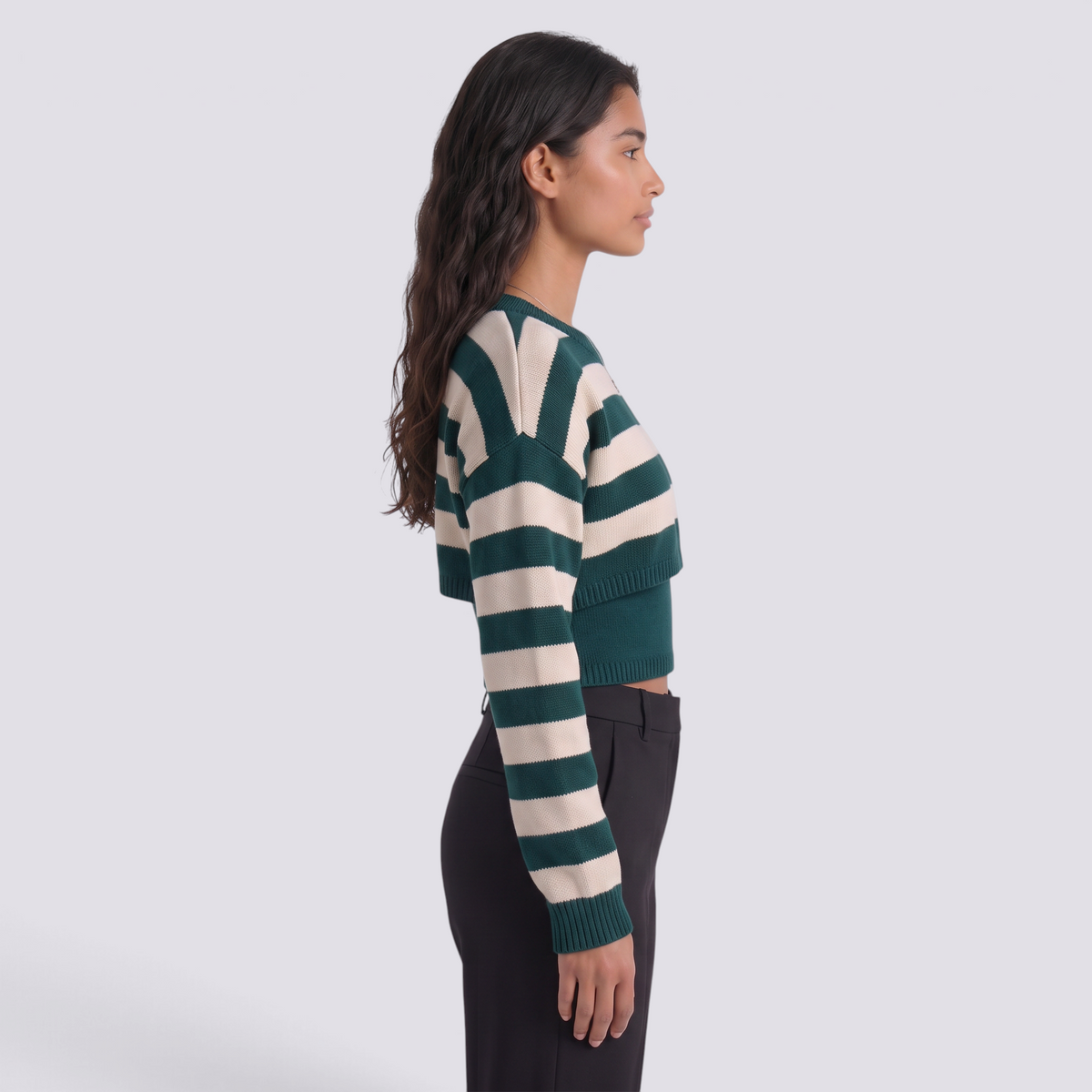Conjunto de punto mujer jersey corto de rayas crema y verde botella, vista lateral