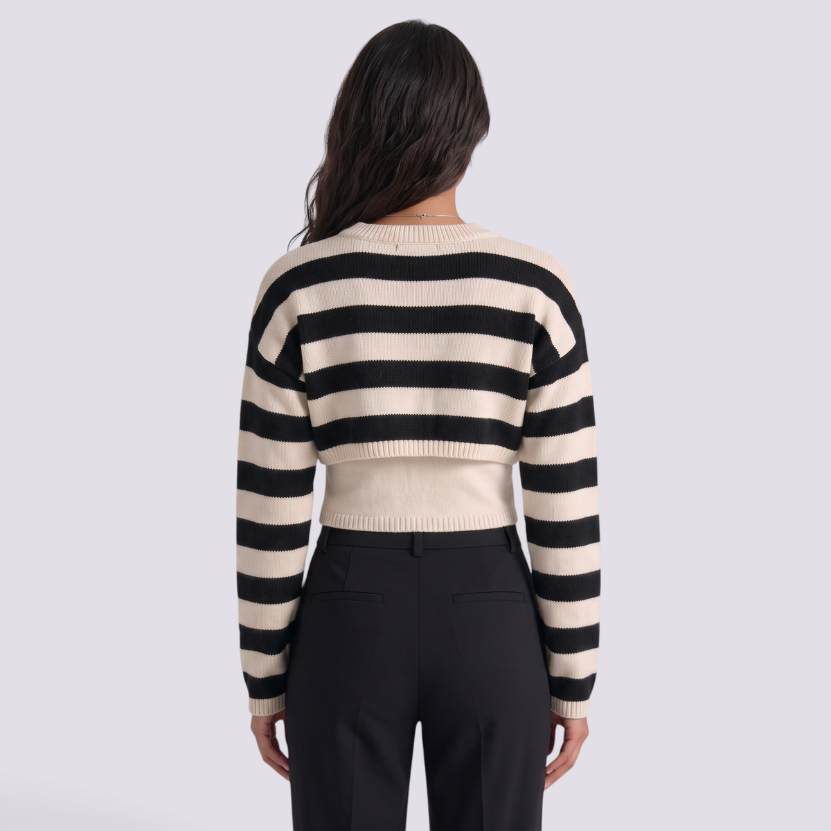 Conjunto de punto mujer jersey corto de rayas crema y negro, vista trasera