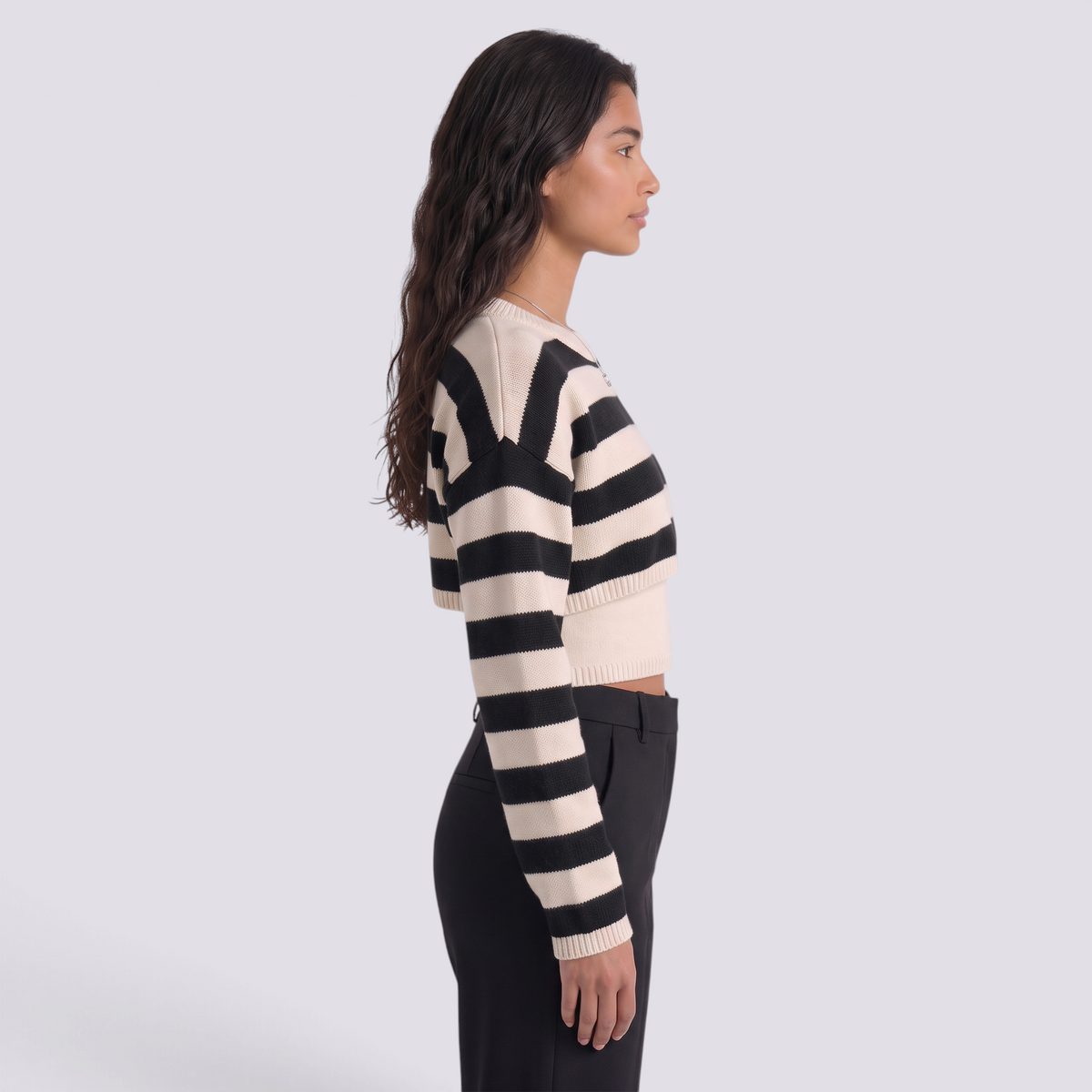 Conjunto de punto mujer jersey corto de rayas crema y negro, vista lateral