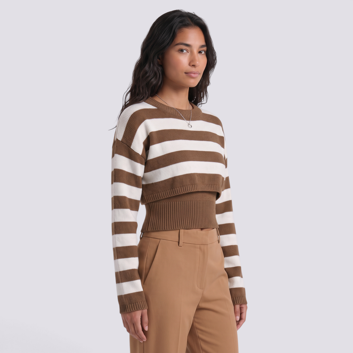 Conjunto de punto mujer jersey corto de rayas crema y marrón caramelo, vista frontal