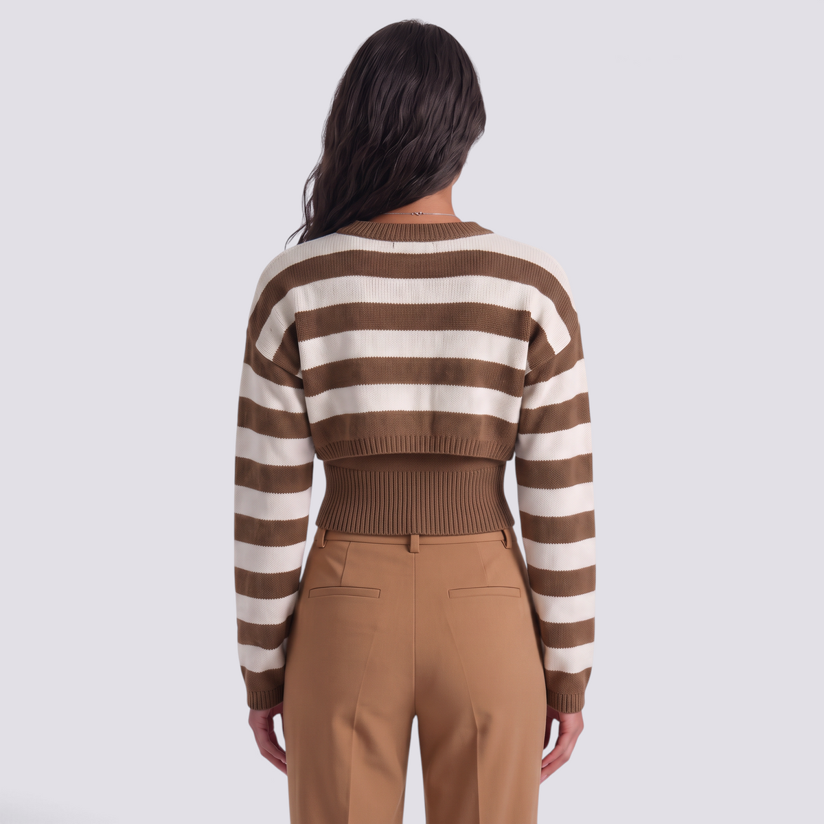 Conjunto de punto mujer jersey corto de rayas crema y marrón caramelo, vista trasera