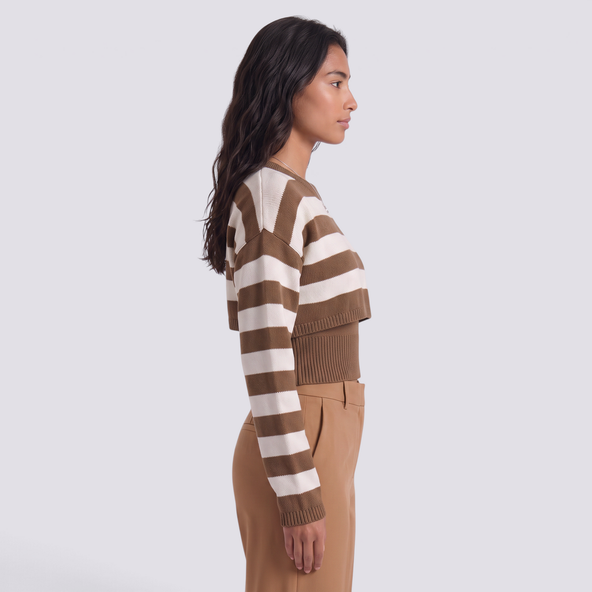 Conjunto de punto mujer jersey corto de rayas crema y marrón caramelo, vista lateral