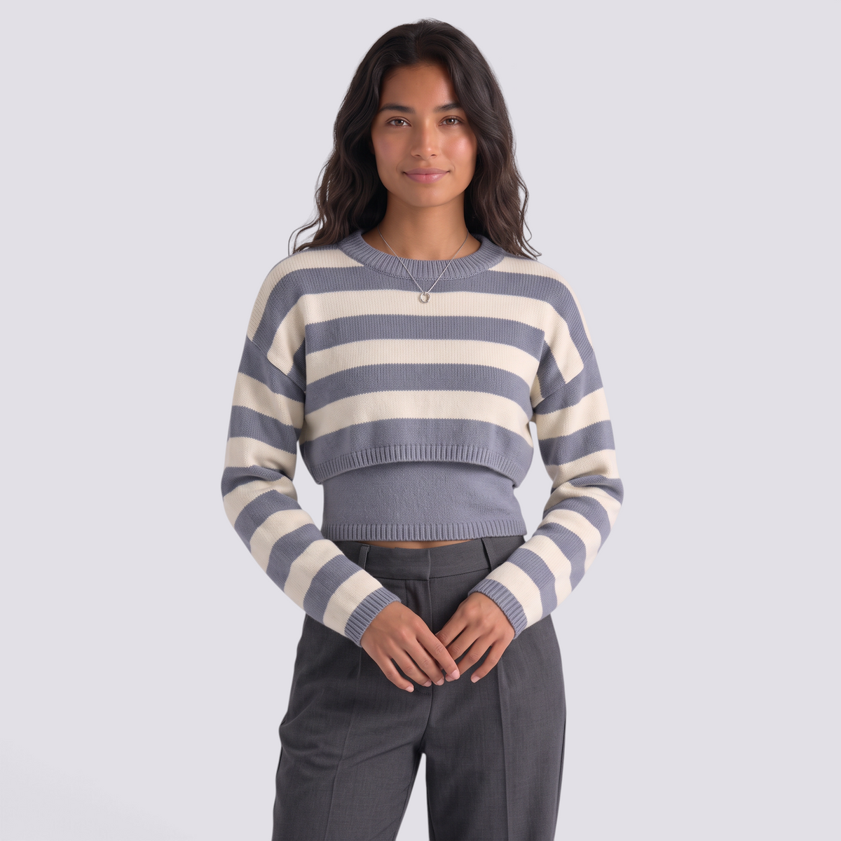 Conjunto de punto mujer jersey corto de rayas crema y gris azulado, vista frontal
