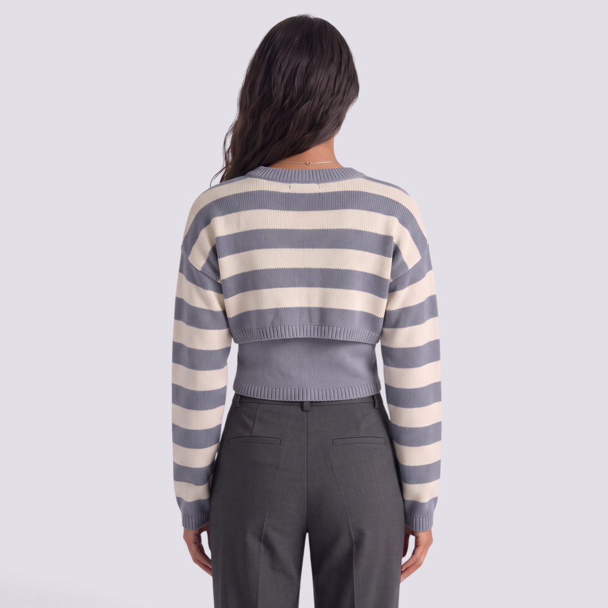 Conjunto de punto mujer jersey corto de rayas crema y gris azulado, vista trasera