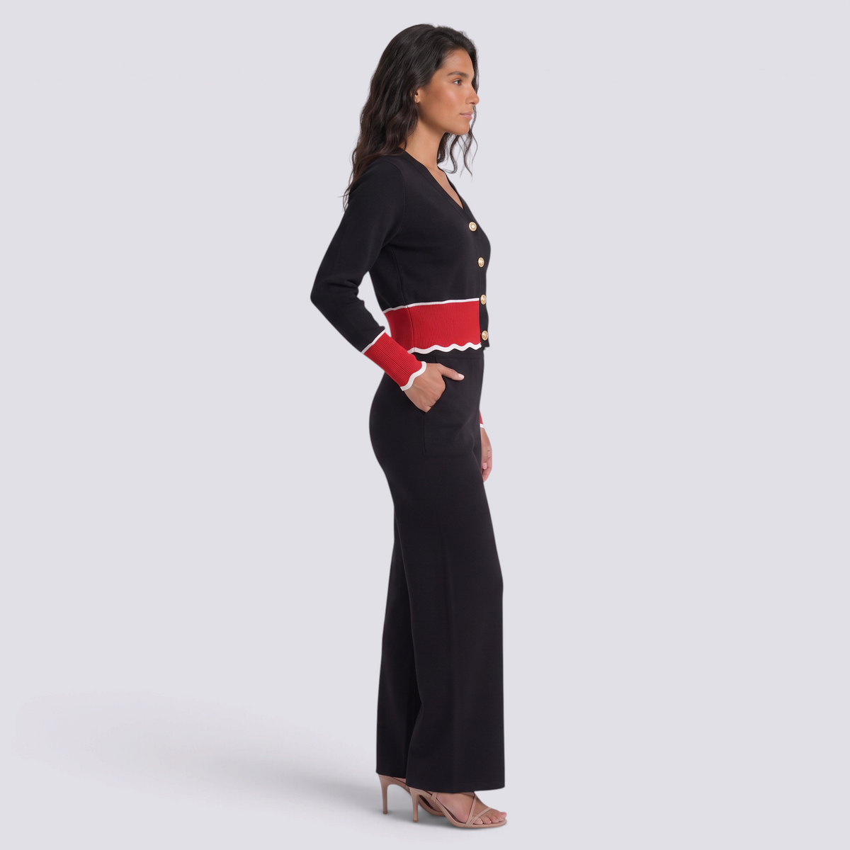 Conjunto punto mujer cárdigan bicolor y pantalón ancho en color negro con detalles rojos, vista lateral
