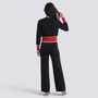 Conjunto punto mujer cárdigan bicolor y pantalón ancho en color negro con detalles rojos, vista trasera
