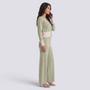 Conjunto punto mujer cárdigan bicolor y pantalón ancho en color verde claro con detalles beige, vista lateral