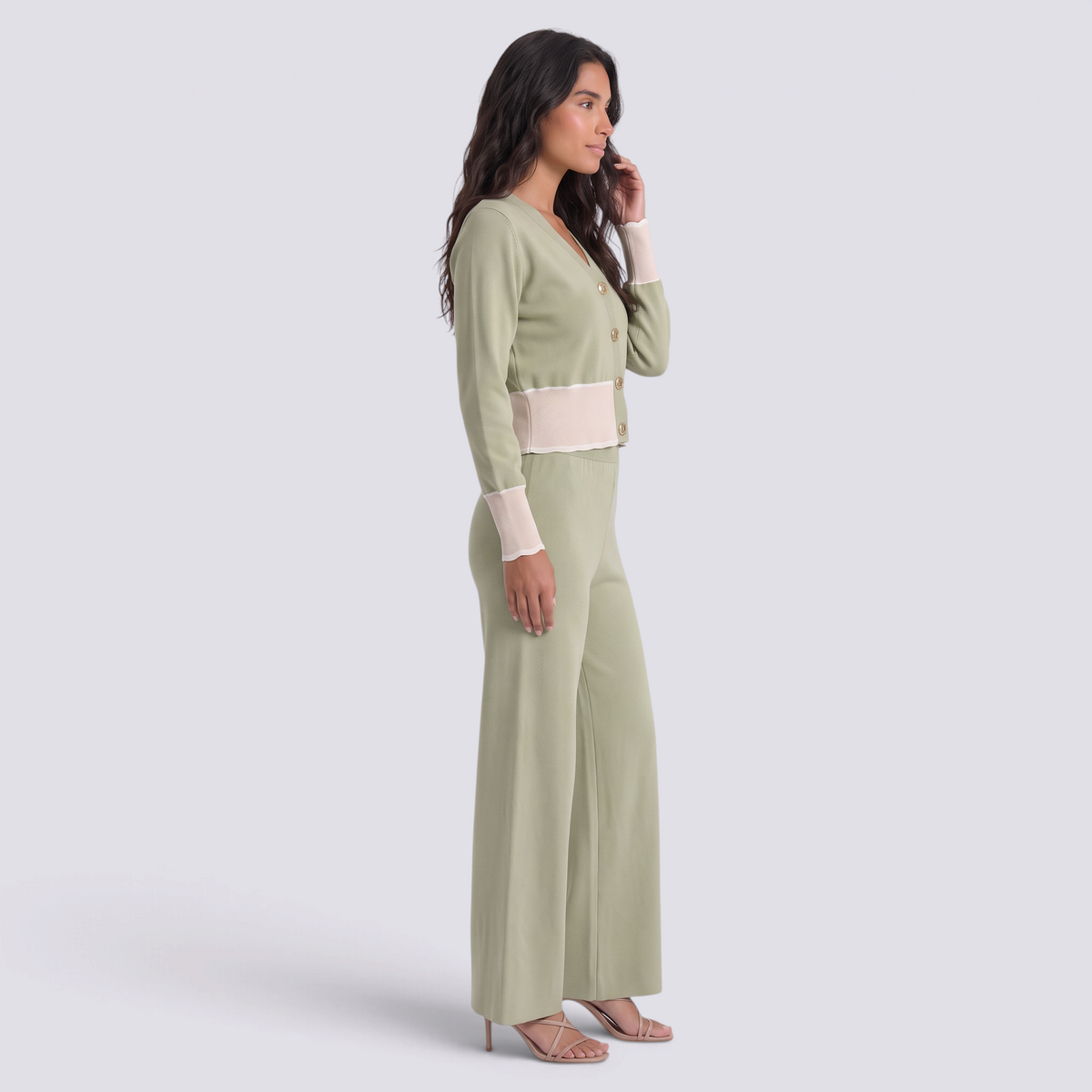 Conjunto punto mujer cárdigan bicolor y pantalón ancho en color verde claro con detalles beige, vista lateral