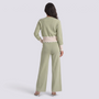 Conjunto punto mujer cárdigan bicolor y pantalón ancho en color verde claro con detalles beige, vista trasera