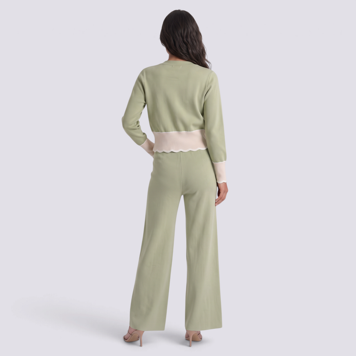Conjunto punto mujer cárdigan bicolor y pantalón ancho en color verde claro con detalles beige, vista trasera