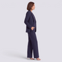 Conjunto traje mujer de tres piezas en azul marino con blazer y pantalón ancho, vista lateral