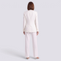 Conjunto traje mujer de tres piezas en blanco con blazer y pantalón ancho, vista trasera