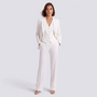 Conjunto traje mujer de tres piezas en blanco con blazer, chaleco y pantalón ancho, vista frontal