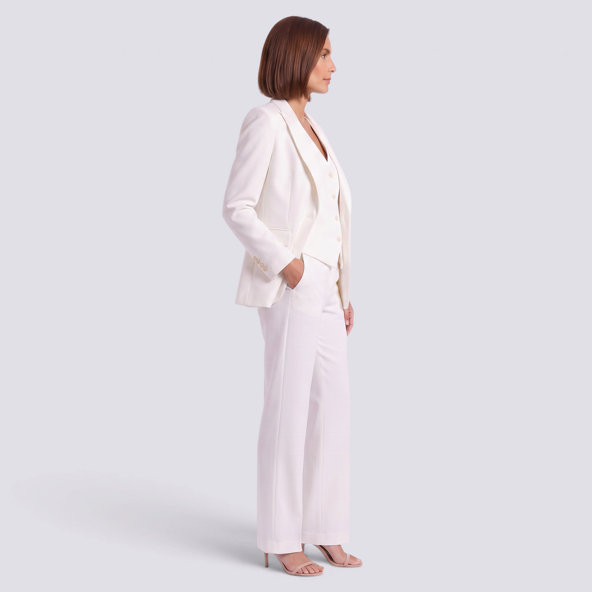 Conjunto traje mujer de tres piezas en blanco con blazer y pantalón ancho, vista lateral