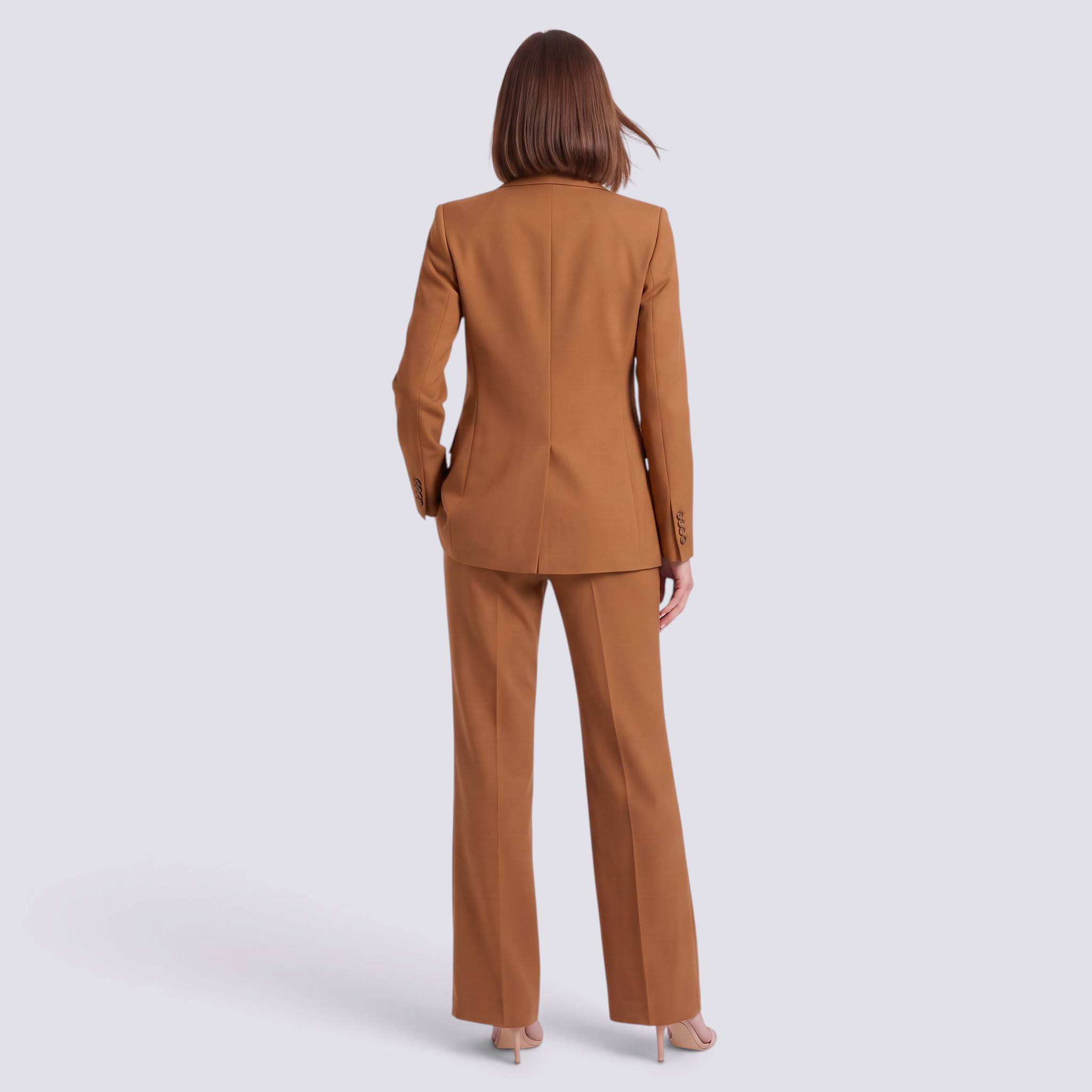 Conjunto traje mujer de tres piezas en color camel con blazer y pantalón ancho, vista trasera