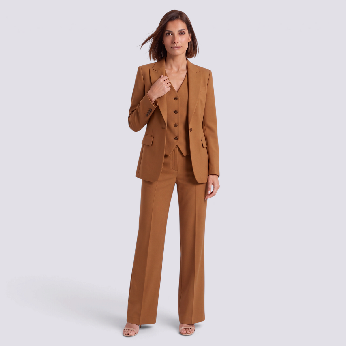 Conjunto traje mujer de tres piezas en color camel con blazer, chaleco y pantalón ancho, vista frontal