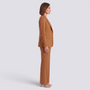 Conjunto traje mujer de tres piezas en color camel con blazer y pantalón ancho, vista lateral