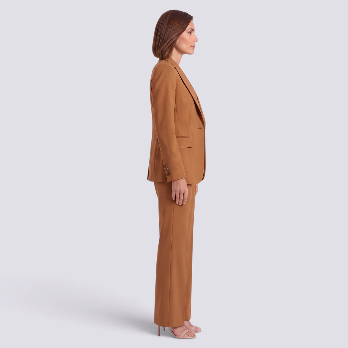 Conjunto traje mujer de tres piezas en color camel con blazer y pantalón ancho, vista lateral