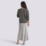 Conjunto vestido lencero satinado y jersey mujer en gris, vista trasera