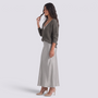Conjunto vestido lencero satinado y jersey mujer en gris, vista lateral