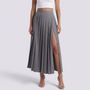 Falda larga plisada de mujer con cintura alta, pliegues tableados y abertura frontal en gris, vista frontal