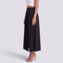 Falda larga plisada de mujer con cintura alta, pliegues tableados y abertura frontal en negro, vista lateral