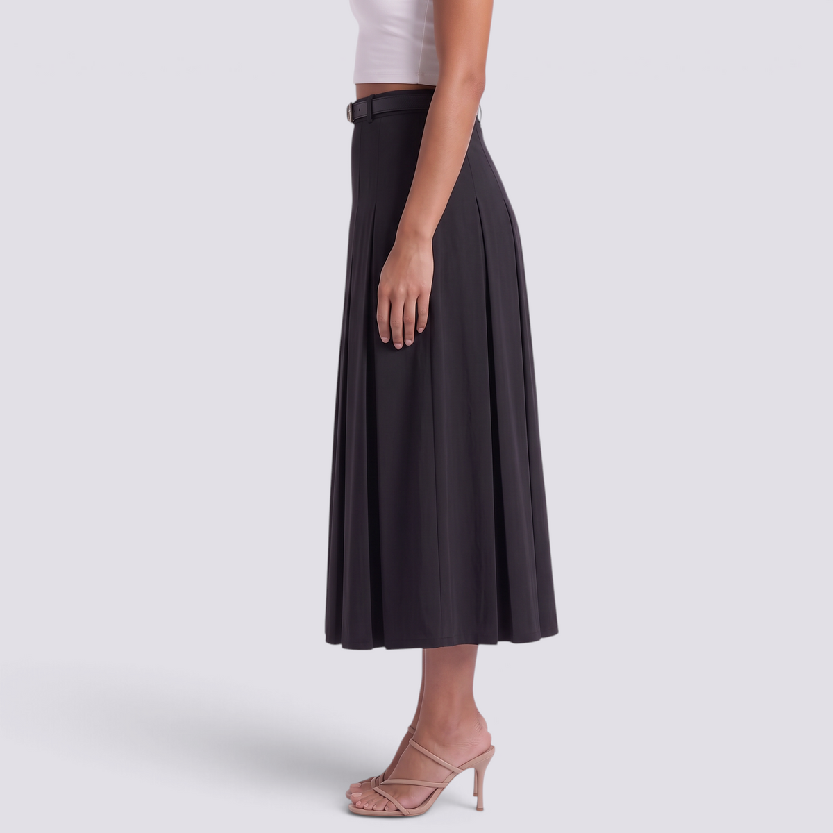 Falda midi plisada negra de mujer con cintura alta y corte en A, vista lateral