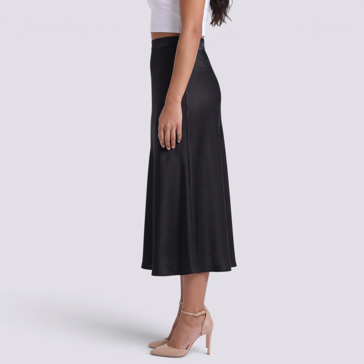 Falda midi satinada negra de mujer con cintura alta y corte evasé, vista lateral