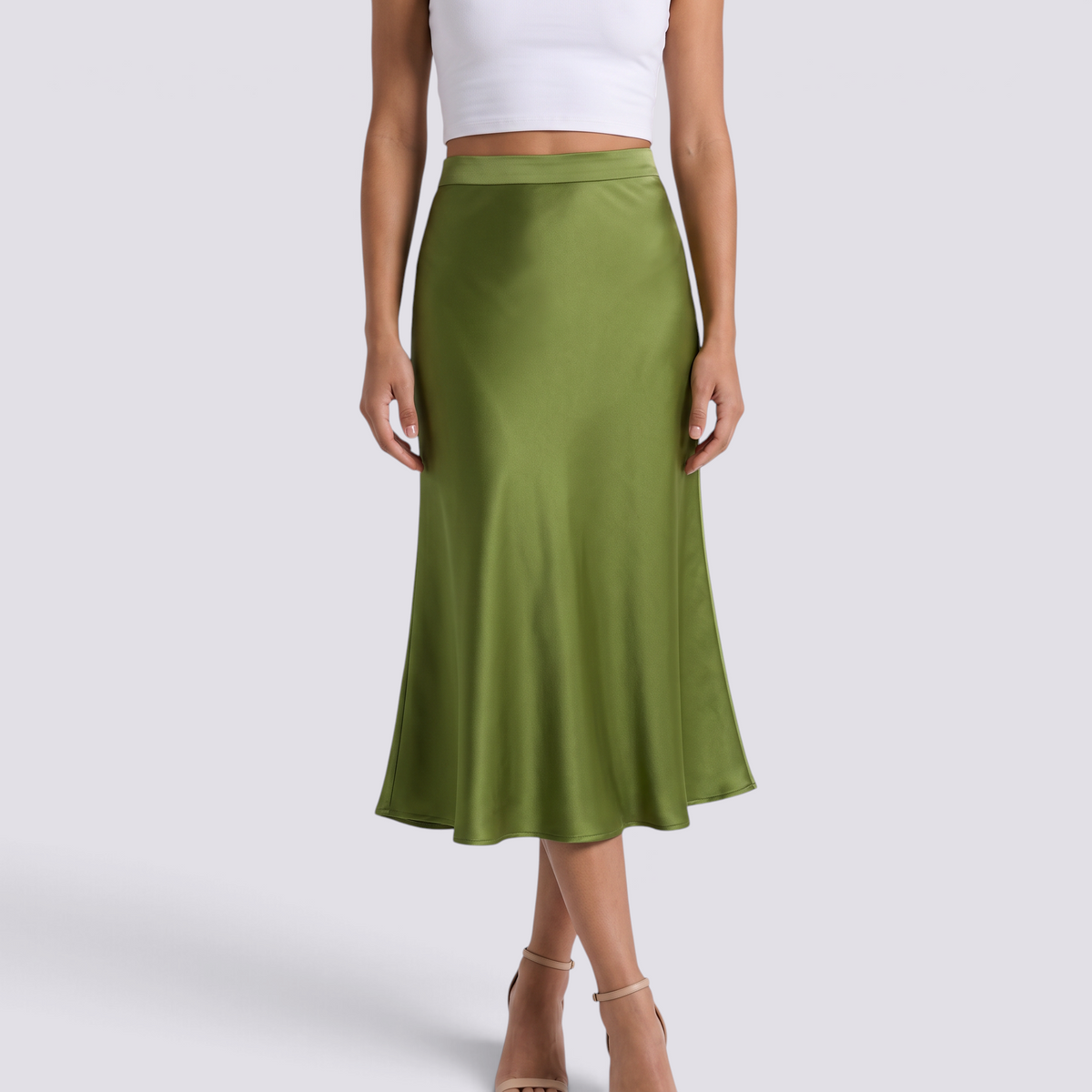 Falda midi satinada verde de mujer con cintura alta y corte evasé, vista frontal
